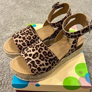 Soda women’s size 7 animal print wedge sandals